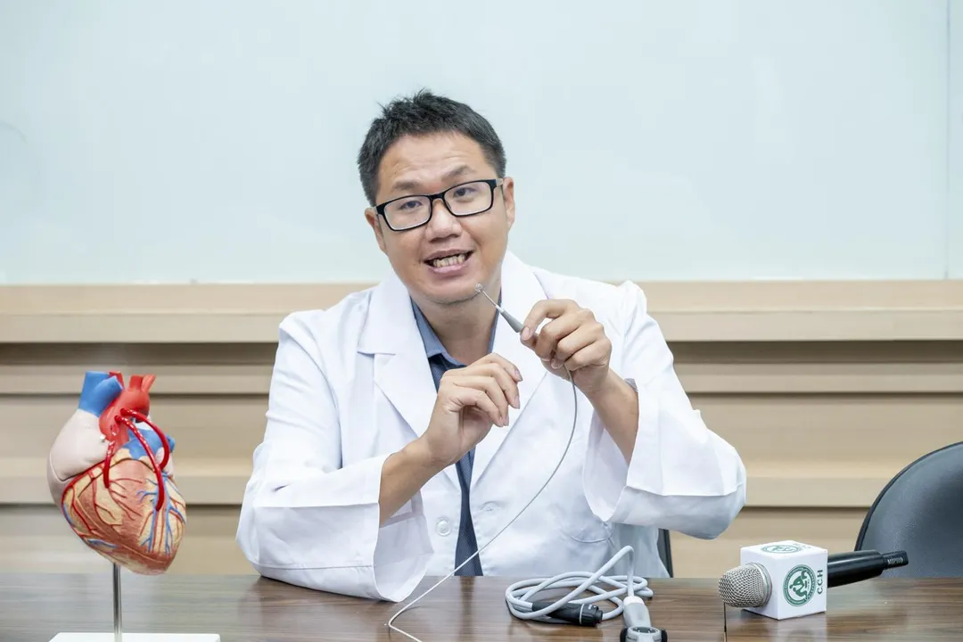 翁啟仁醫師指出，彰基備有多種心律不整治療工具，依患者病況評估，提供個人化治療選擇。（圖／彰化基督教醫院）
