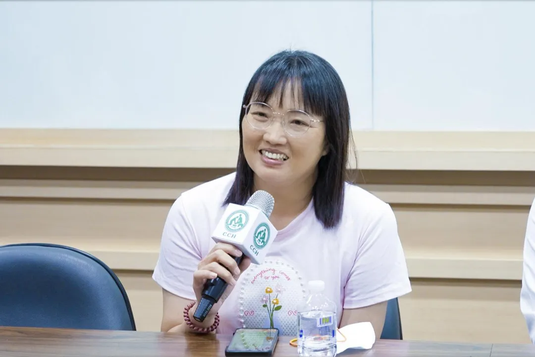 洪女士笑著說，如今心跳恢復平穩、藥物大幅減量，身體狀況良好，讓她重拾信心能獨自出門。（圖／彰化基督教醫院）