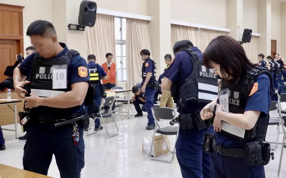 警政署採購3.9萬件防彈衣首度開放同仁試穿參與評選。（圖／翻攝畫面）