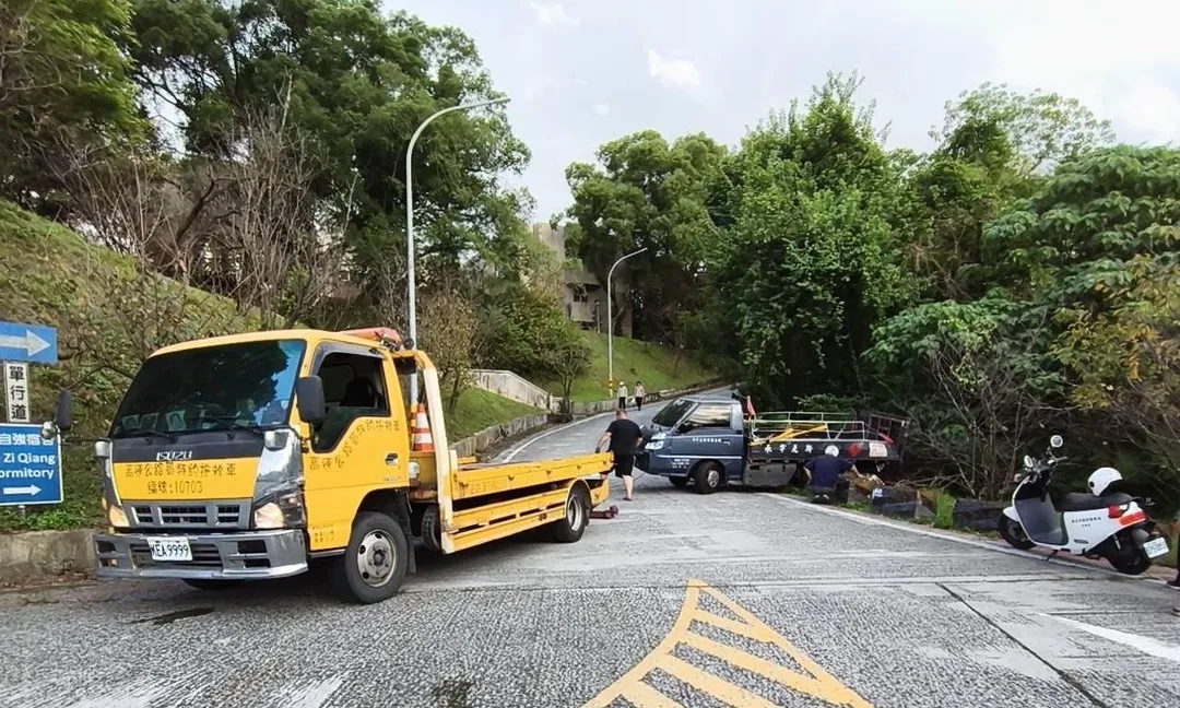 載運瓦斯桶貨車不慎失去動力翻覆。（圖／翻攝畫面）