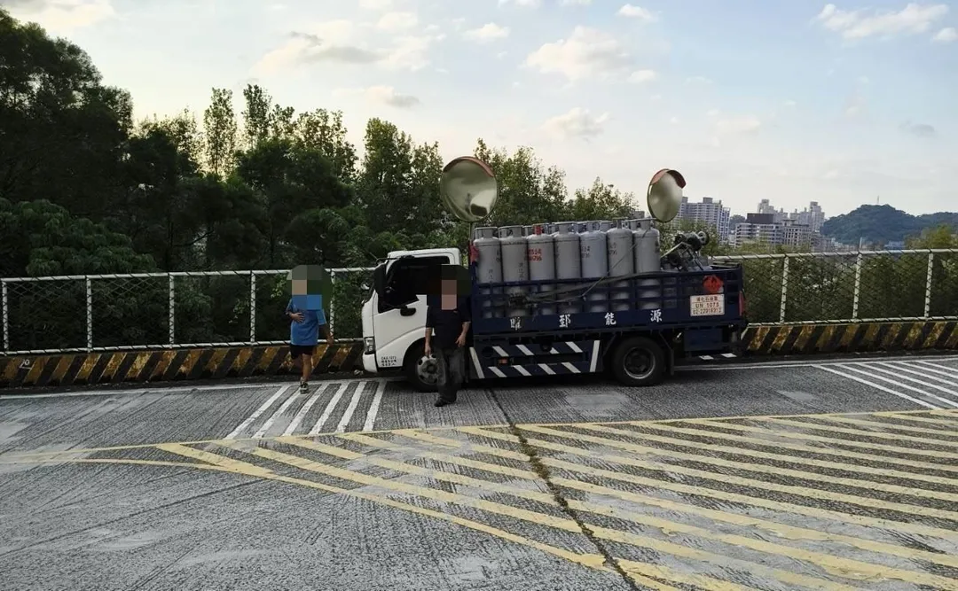 掉落的瓦斯桶被其他車輛載離。（圖／翻攝畫面）