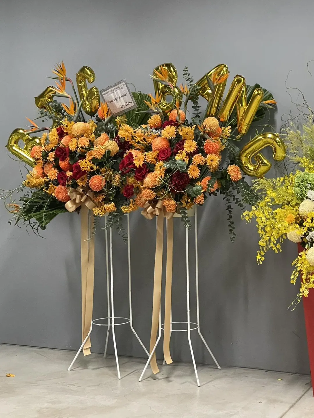 花籃上寫著「Have a great show!」,為三位成員獻上暖心祝福。(圖/讀者提供)