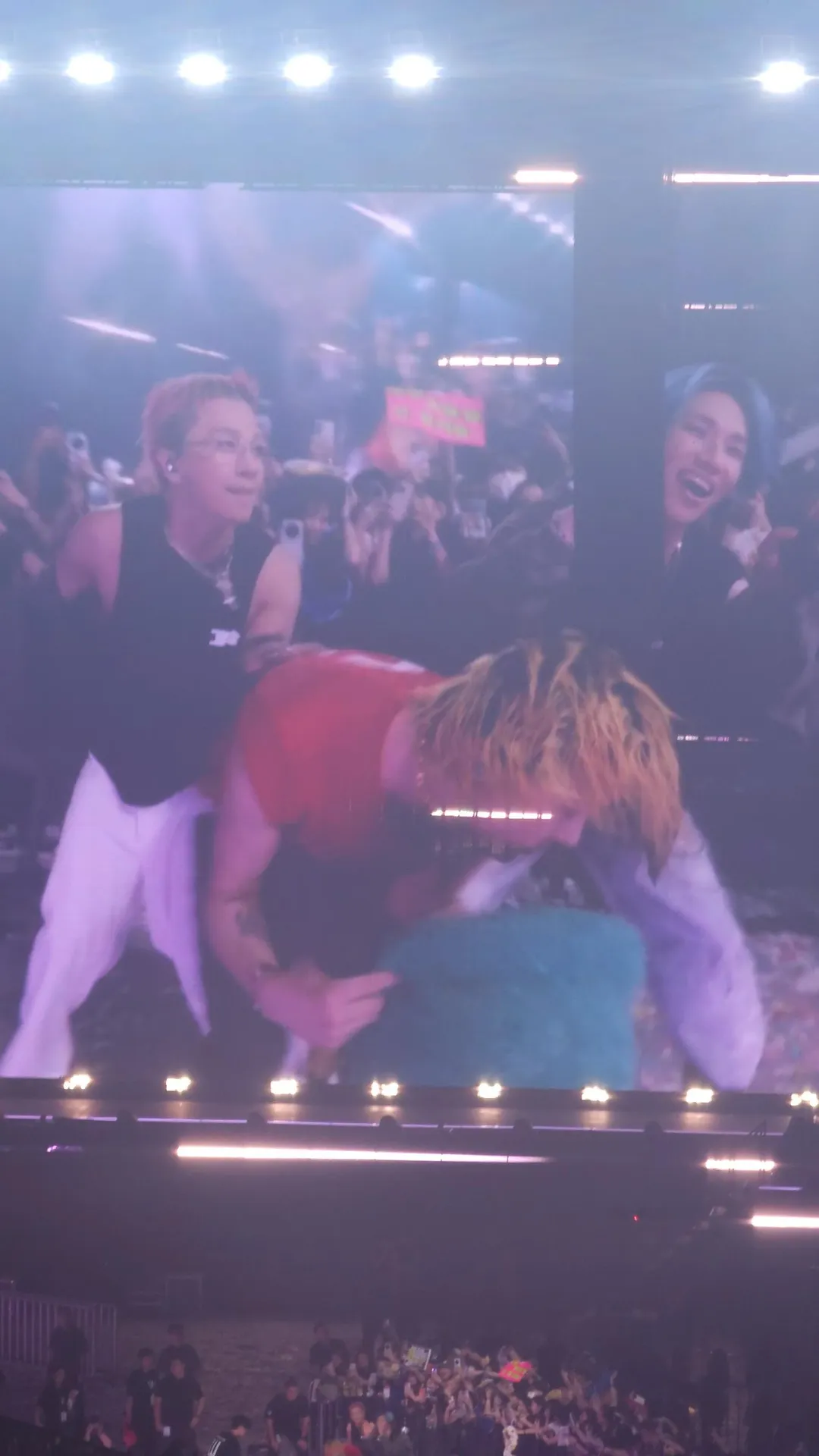 BIGBANG安可時除了近距離靠近粉絲,也不忘一起搞怪。(圖/讀者提供)
