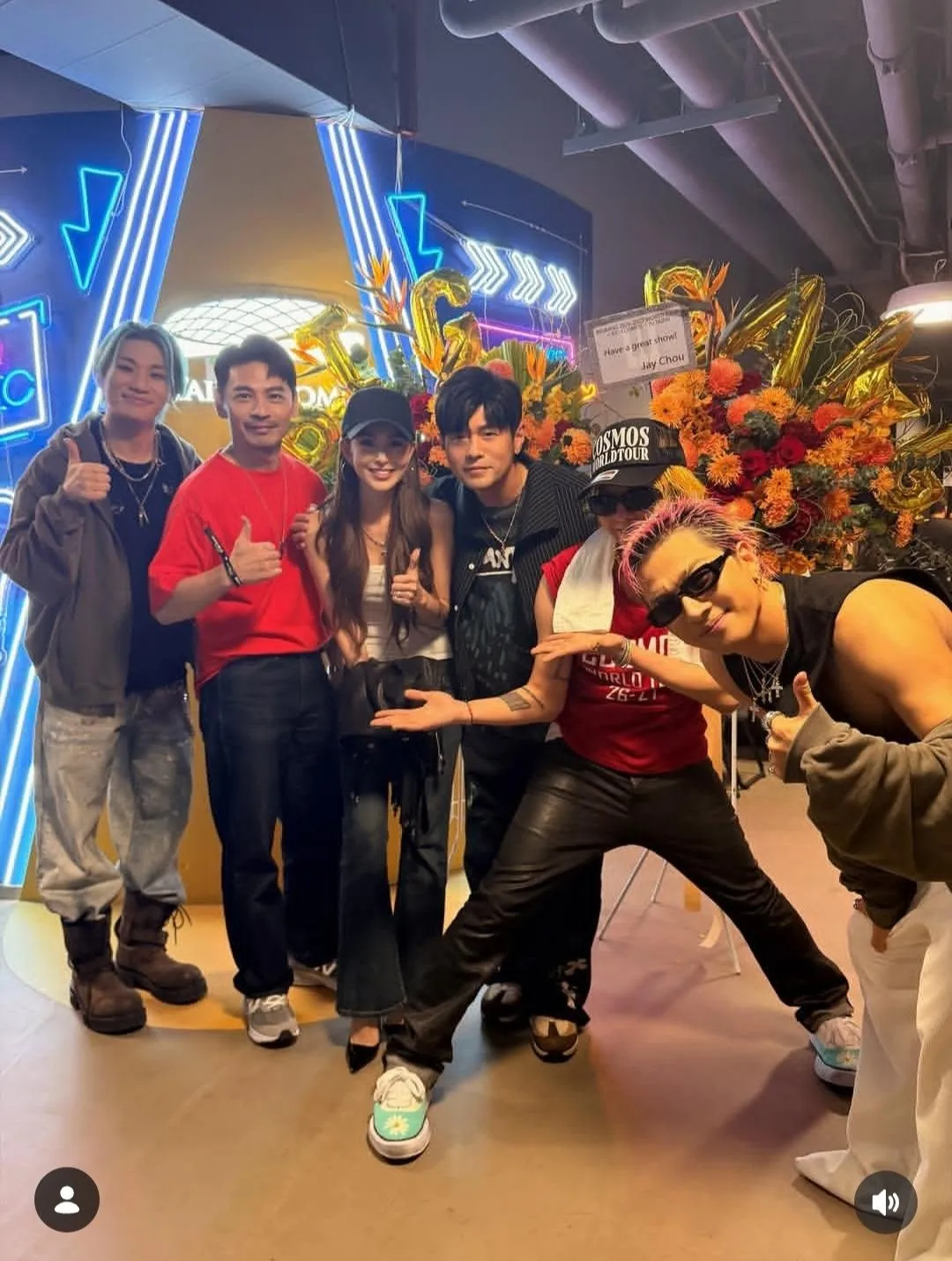 阿KEN(左二)也曬出與BIGBANG合照。(圖/翻攝自阿KEN IG)