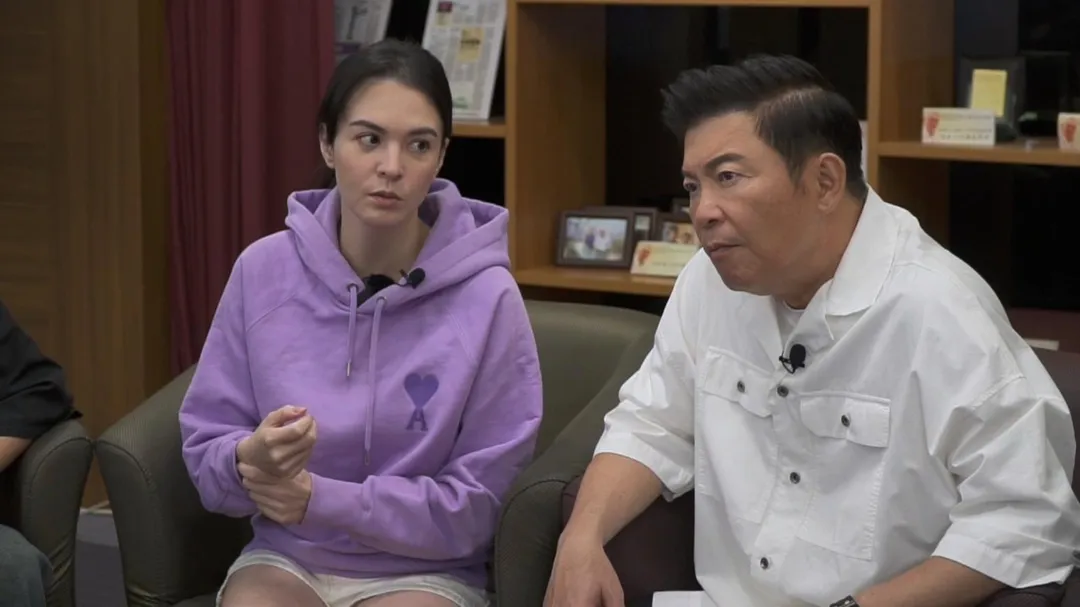 張榕容自曝大學躲屋頂吃飯,曾國城挖出世新女神黑歷史。(圖/ YT頻道「你在衝啥!?」提供 )