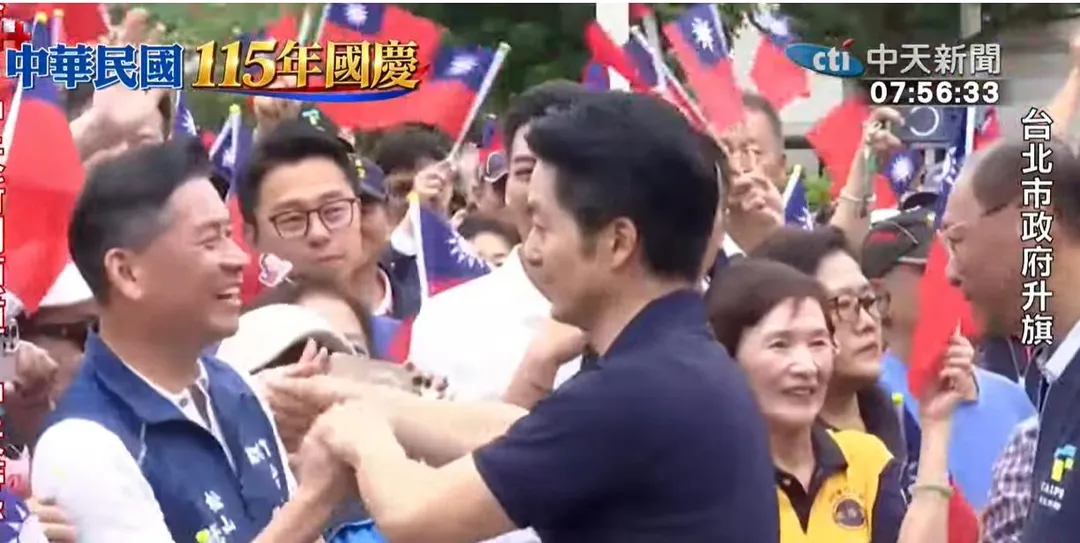 蔣萬安受到支持者的歡迎。圖為蔣萬安和台北市議會議長戴錫欽握手。（圖/中天新聞）