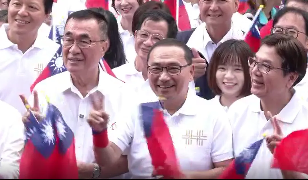 新北市長侯友宜今主持新北國慶升旗典禮，與國民黨市長參選人李四川同框。（圖／中天新聞）