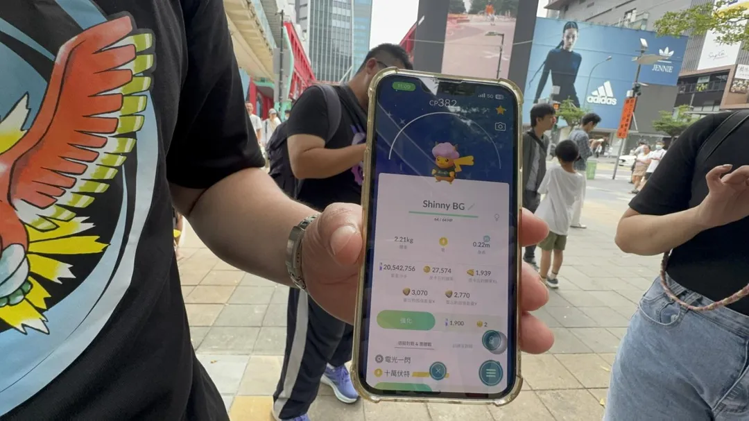 林先生開心秀出台北版的色違爆炸頭皮卡丘。（圖／陳奕廷攝）