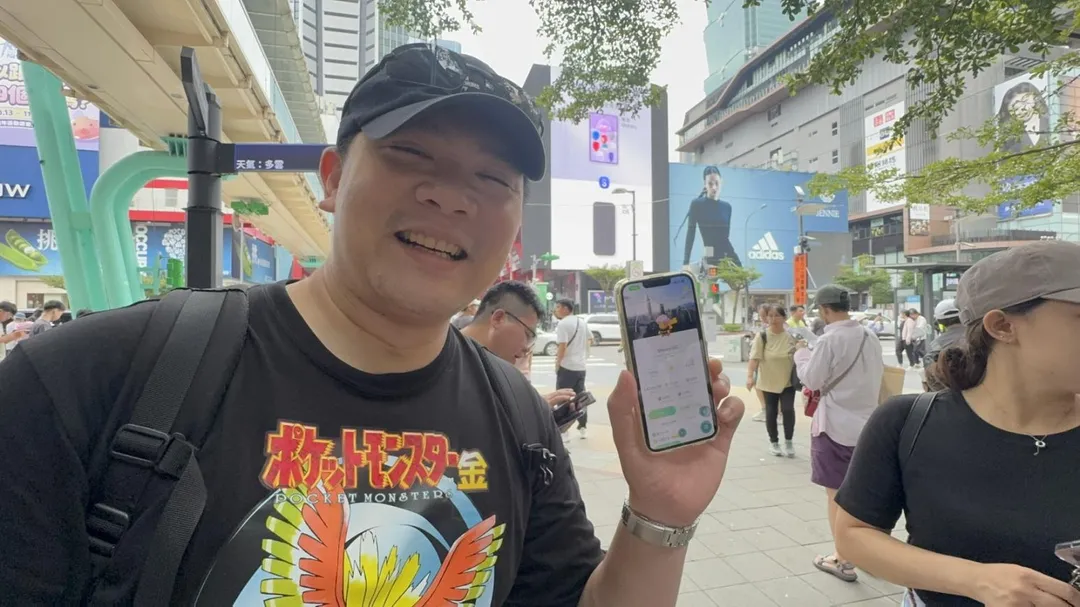 林先生開心秀出台北版的色違爆炸頭皮卡丘。（圖／陳奕廷攝）