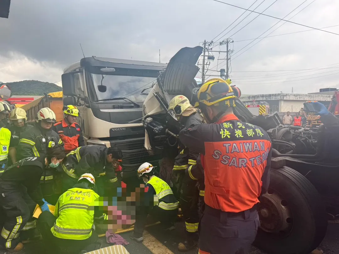 警消耗時近1小時將男駕駛救出送醫。(圖/新北市消防局提供)