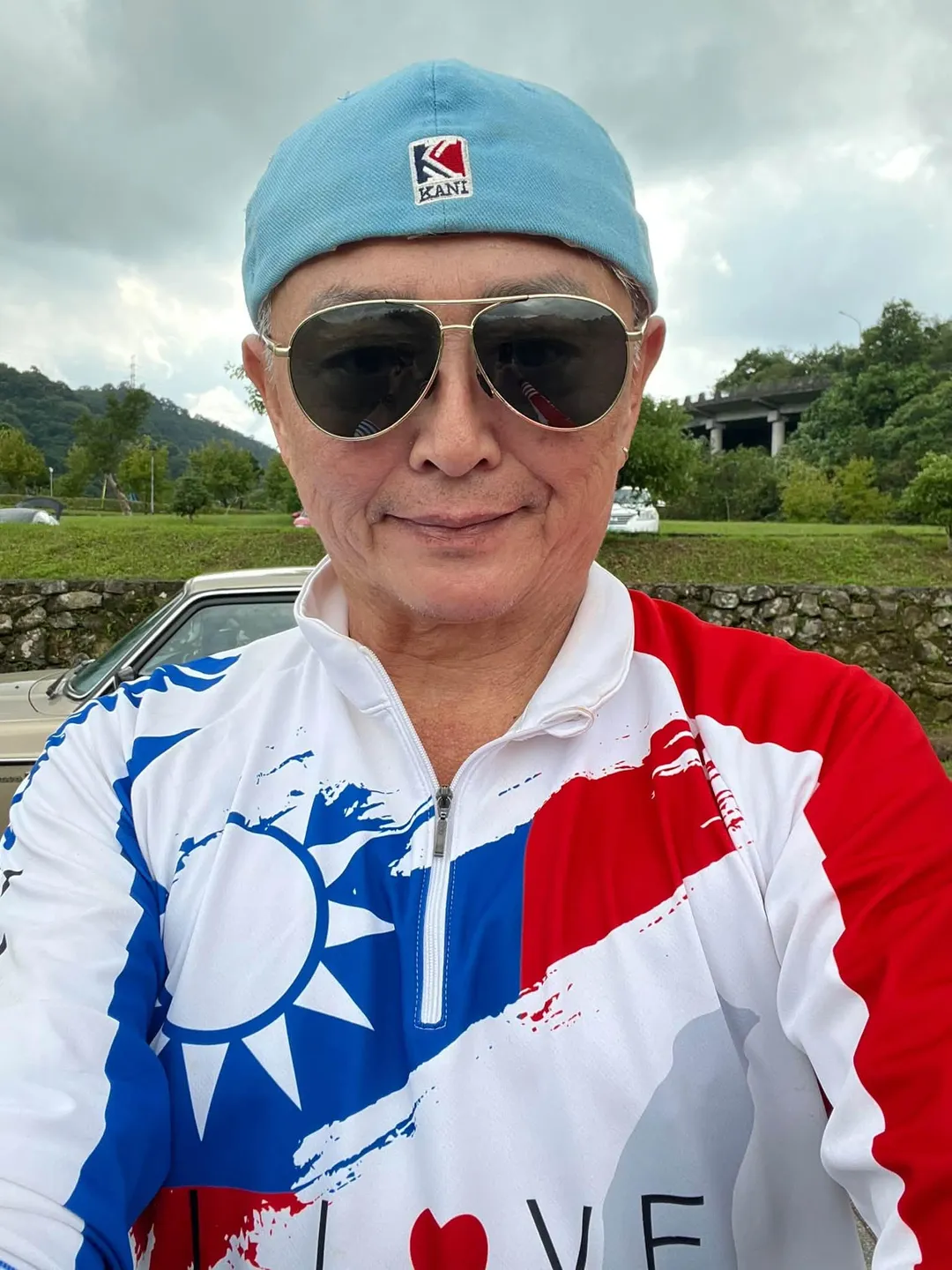 李國超特別穿上印有國旗塗印的衣服，獻上國慶祝福。（圖／翻攝自李國超FB）