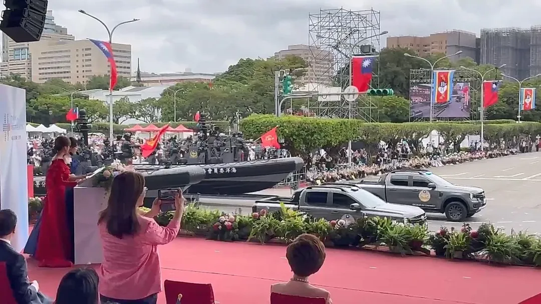 雙十慶典管碧玲主委於海巡隊伍通過司令台前起身致敬錄影。（圖／海委會提供）
