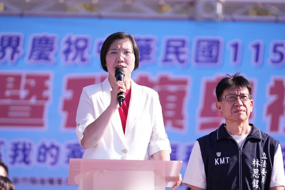 徐欣瑩致詞表示，她會傳承民主自由，和所有縣民一起努力，帶給新竹縣陽光、廉能的政治。（圖/徐欣瑩辦公室提供）