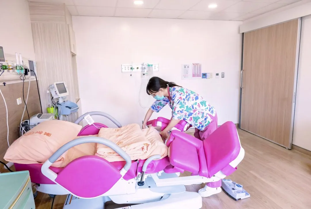 彰基導入樂得兒產房,提供待產、生產到產後一床到底服務,結合減痛分娩與個人化生產規劃,打造安全、舒適且自主溫暖的生產體驗。(圖/彰化基督教醫院)