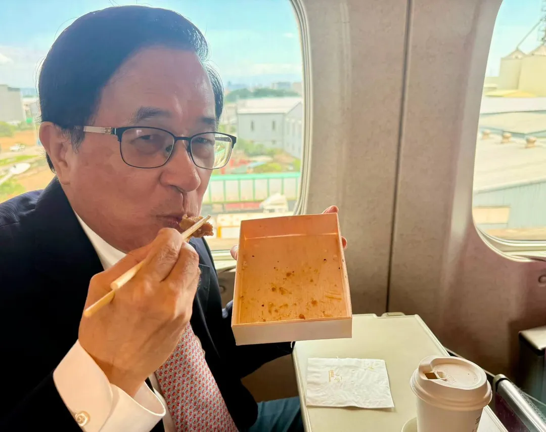 前總統陳水扁在國慶大典結束後返程搭高鐵期間吃了雞腿便當。（圖／陳水扁新勇哥物語臉書）