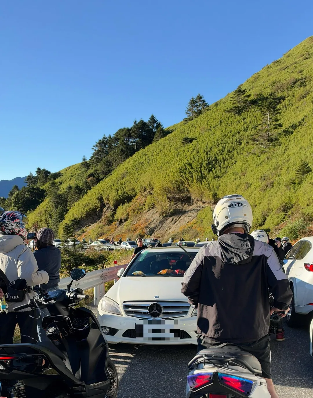 有賓士車主今(10)日將車直接停在上山唯一道路中間後消失,導致後方約200台車塞爆。(圖/@oceanstar0730授權提供)