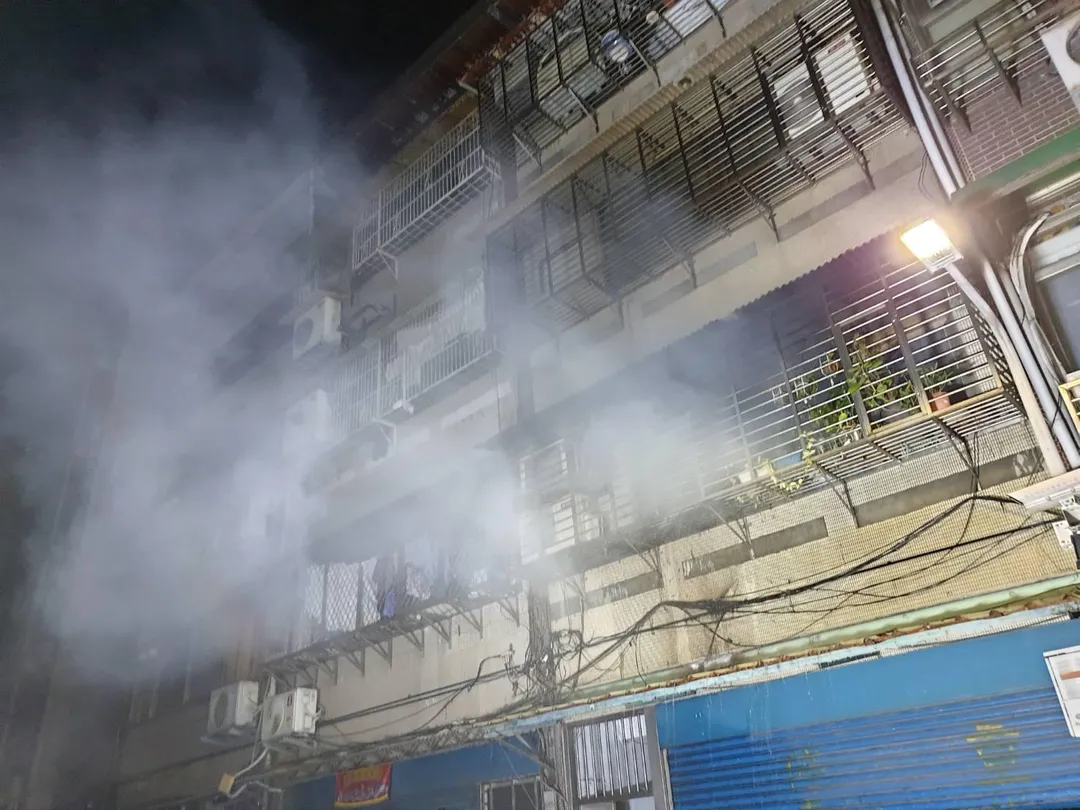 北市龍江路一棟公寓凌晨發生火警。（圖／翻攝畫面）