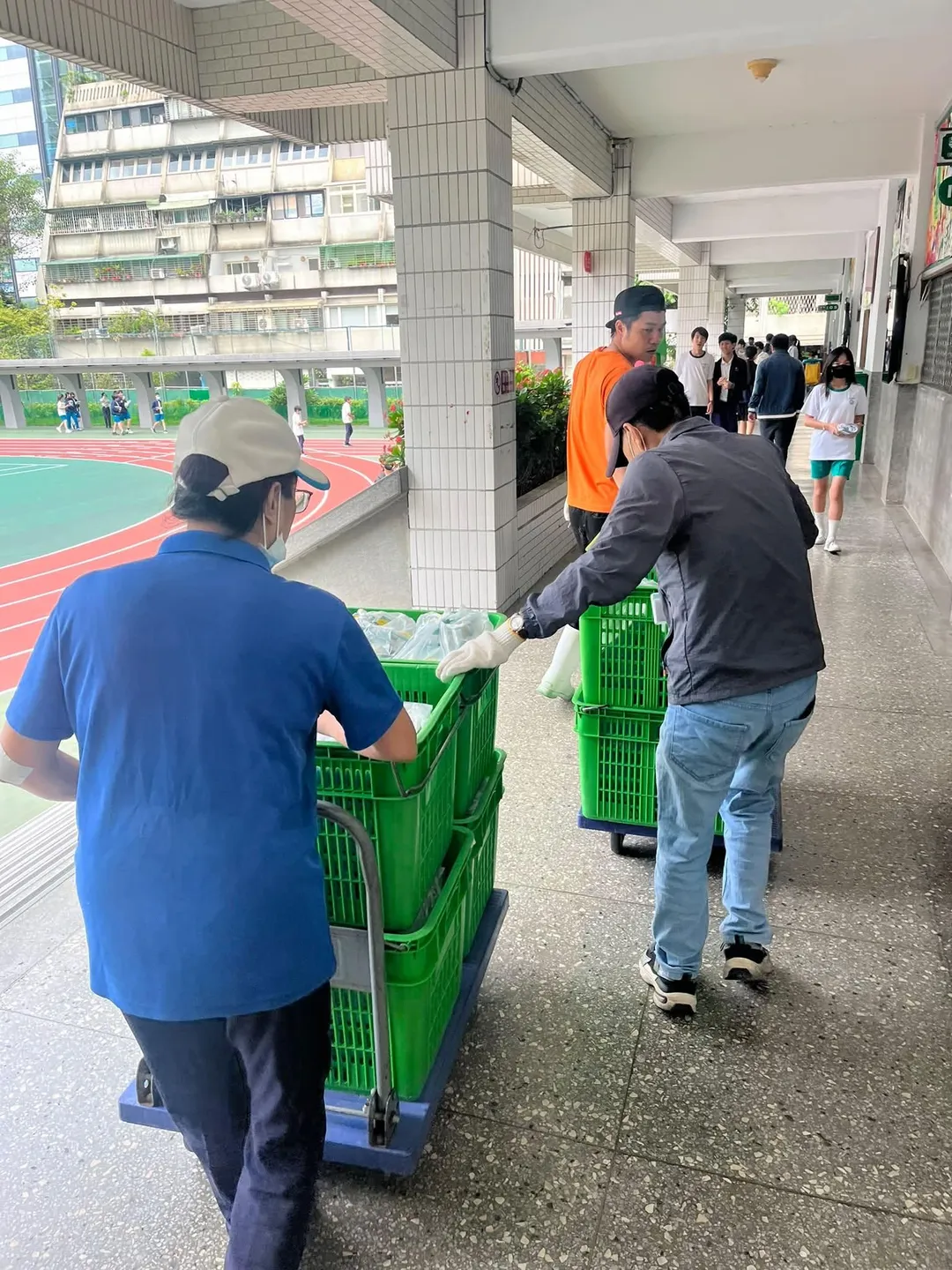 營養午餐業者周先生透露一段日前緊急送餐的故事。（圖／翻攝自周維民臉書）