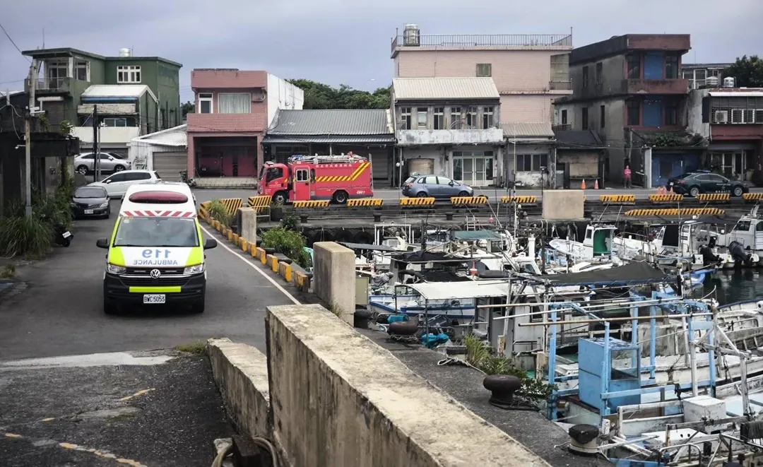 貢寮外海發生遊艇翻覆意外3人救起1人失蹤。（圖／翻攝畫面）