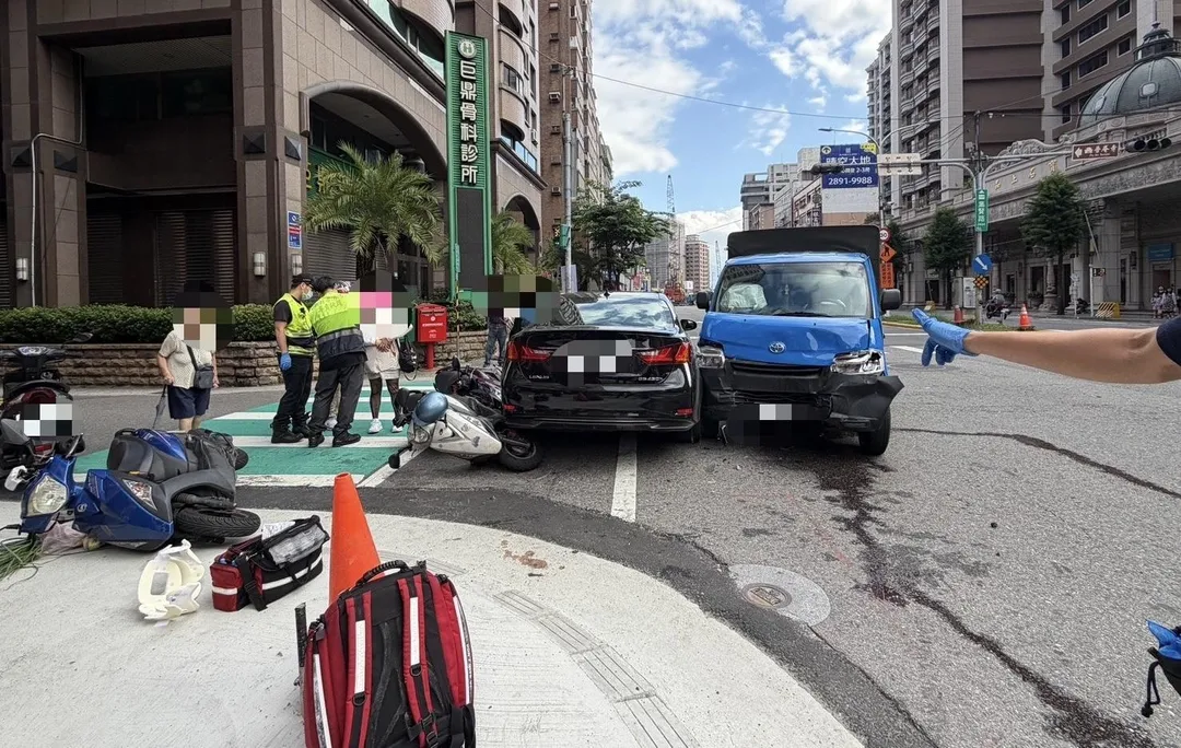 新北蘆洲今發生一起連環車禍。（圖／翻攝畫面）