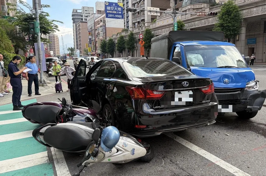 2台機車卡在轎車輪下。（圖／翻攝畫面）