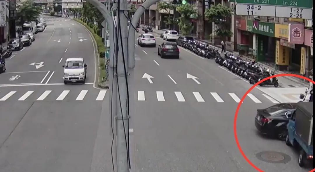 直行小貨車與對向左轉轎車擦撞。（圖／翻攝畫面）