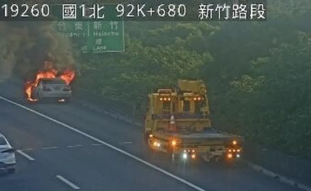 國道1號新竹段發生火燒車意外。（圖／翻攝自國道公路即時網）