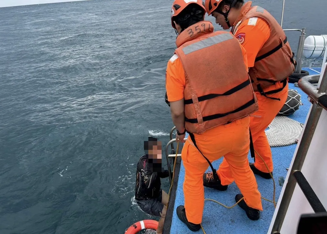 貢寮外海遊艇翻覆3人被救起。（圖／翻攝畫面）