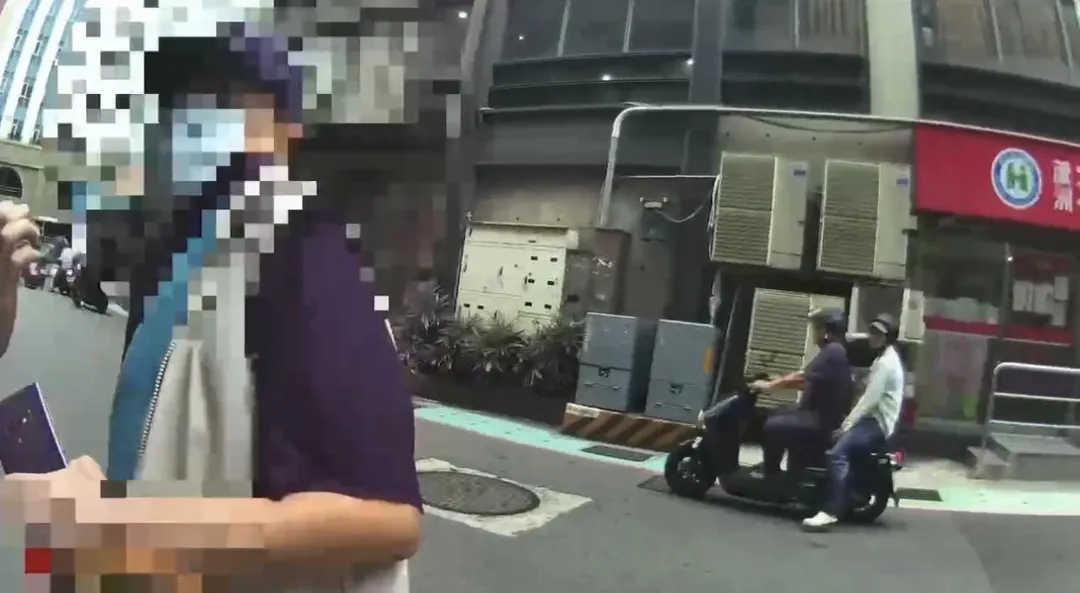 酒醉男子作勢攻擊員警。（圖／翻攝畫面）