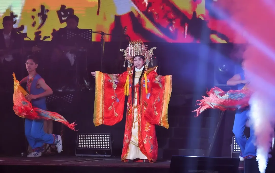 張秀卿以媽祖娘娘造型演唱〈粉紅超跑〉。（圖／名人演藝事業提供）