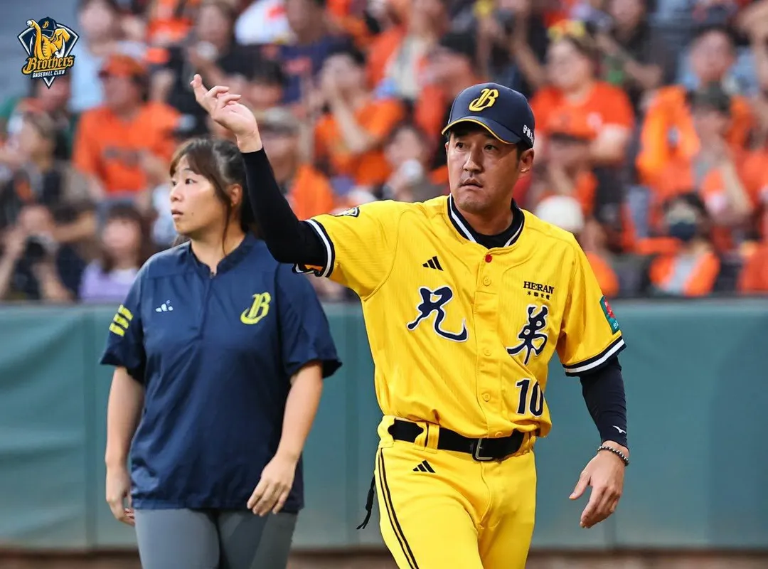 平野惠一氣到要求選手回休息室。(圖/翻攝自兄弟Fans Club臉書)