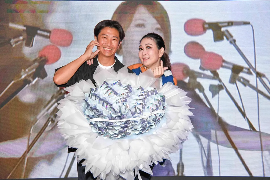 張秀卿10日在台南舉辦演唱會，老公王國贊在慶功宴獻上現金花束。（圖／名人演藝事業提供）