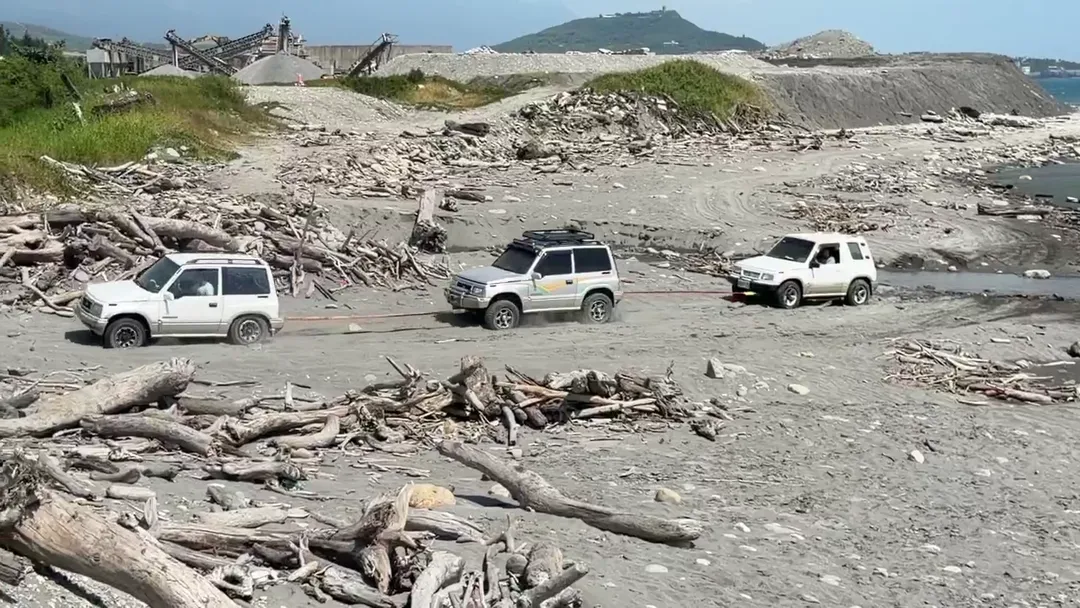 伸出援手的周先生開車(中)在岸上重建救援的過程。(圖/中天新聞)
