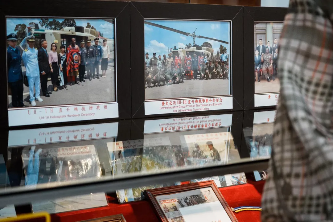 陸軍飛訓部隊史館內展示的援贈史國UH-1H直升機歷史照片。(圖/總統府)