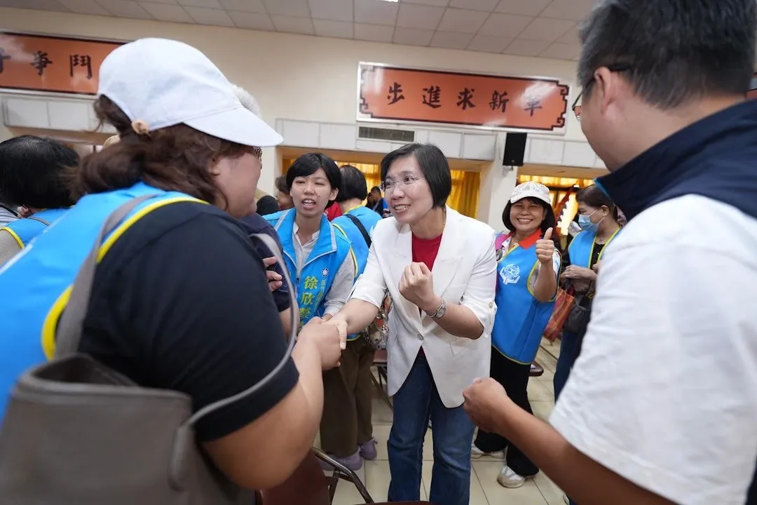 楊文科肯定國民黨新竹縣長候選人徐欣瑩具備理工專業及豐富公共事務歷練，對AI科技、教育、交通及產業發展均有深入研究，期盼徐欣瑩發揮科技治理優勢，承接過去八年建設成果，開創新竹縣發展新局。(圖/徐欣瑩辦公室提供)