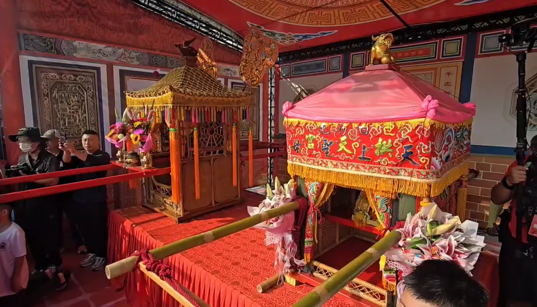 苗栗白沙屯媽祖跨縣市贊境，與當地拱範宮開山媽祖實現雙媽同框。（圖／中天新聞）