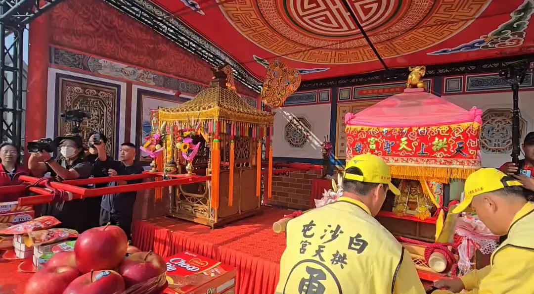 苗栗白沙屯媽祖跨縣市贊境，與當地拱範宮開山媽祖實現雙媽同框。（圖／中天新聞）