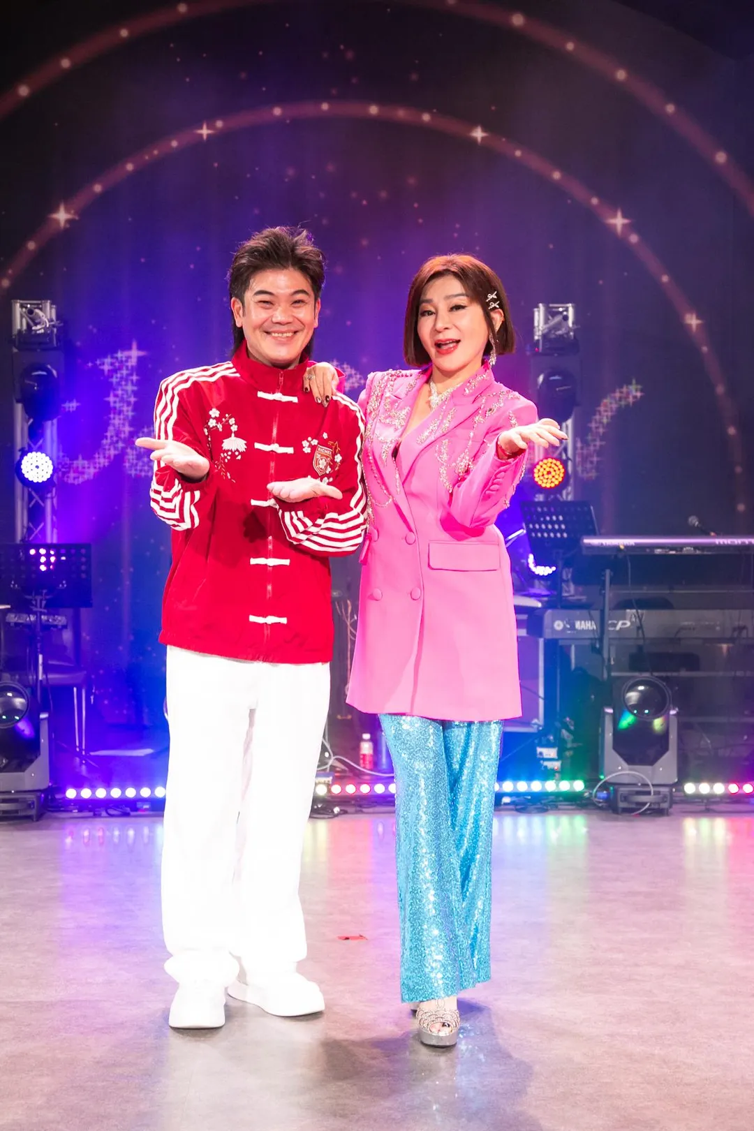 馬國弼與王彩樺10日擔任劍湖山世界《耐斯歌廳秀》主持人。(圖/劍湖山世界提供)