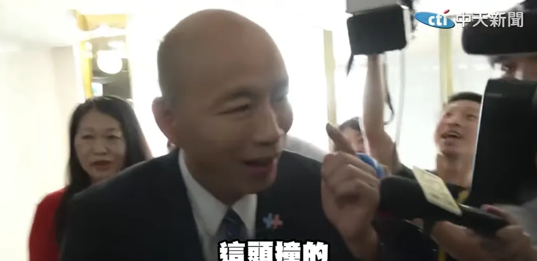 韓國瑜在推擠中被攝影機敲到頭。（圖／中天新聞）