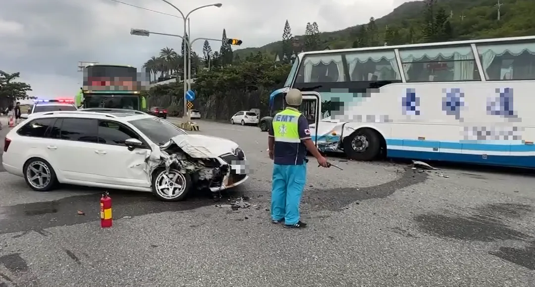 一輛遊覽車因大迴轉與後方轎旅車發生猛烈側撞，造成兩車駕駛受傷送醫。（圖／翻攝畫面）