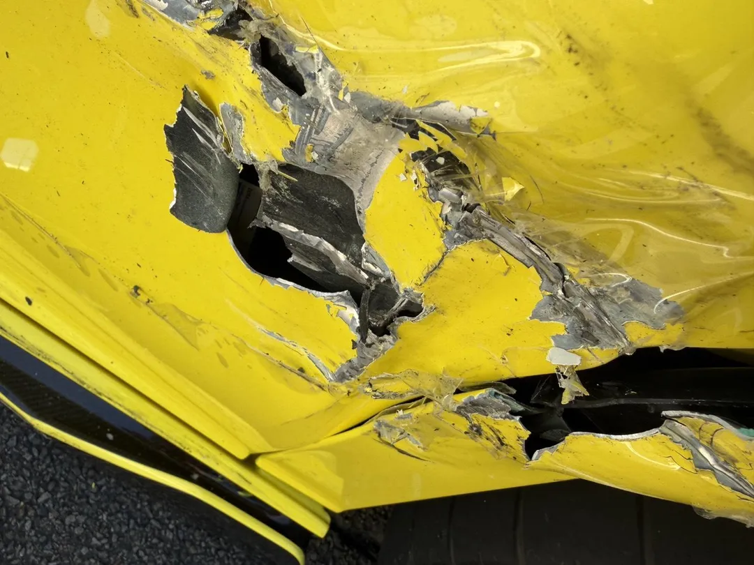 黃色藍寶堅尼右側車身遭擦撞，車門鈑金留下大片刮痕。（圖／翻攝畫面）