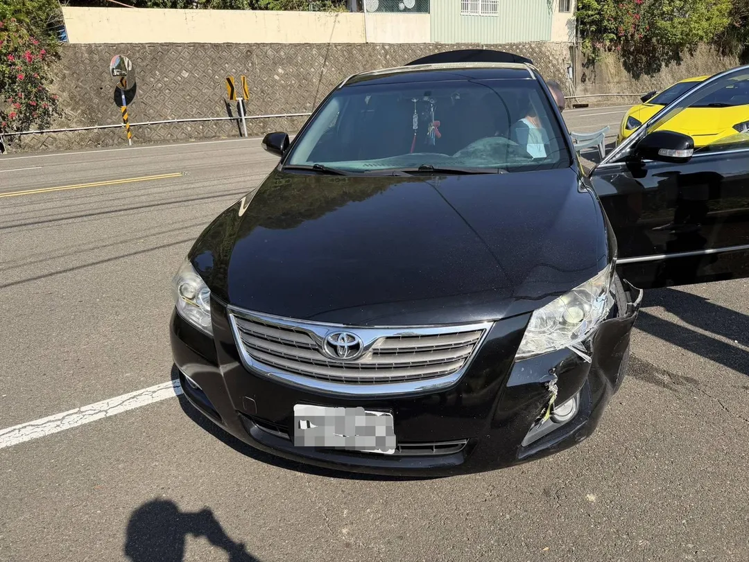 陳姓老翁駕車自外側左轉，自小客車左側車頭嚴重變形。（圖／翻攝畫面）