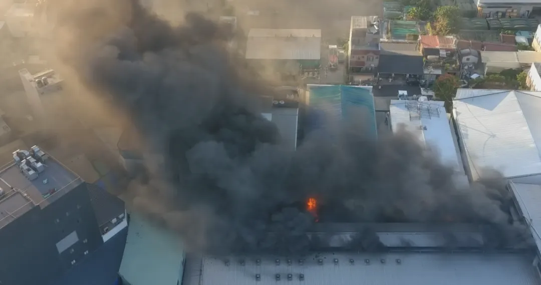 新竹縣竹北市博愛街鄰近台元科技園區的一樓鐵皮工廠，今（11）日下午4點26分突然竄出大量濃煙。（圖／新竹縣消防局提供）