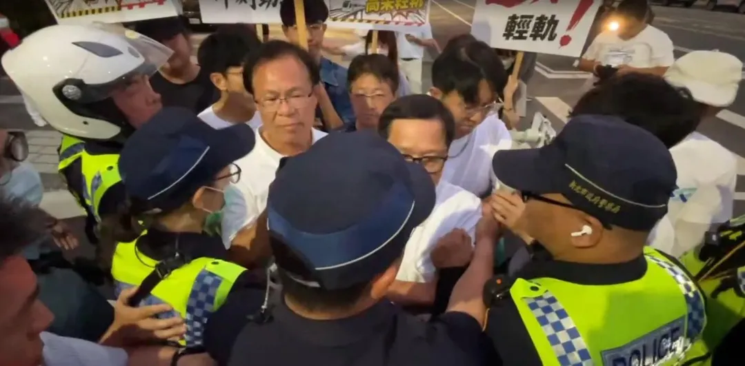 張啓楷與現場警方一度僵持2小時。（圖／中天新聞）