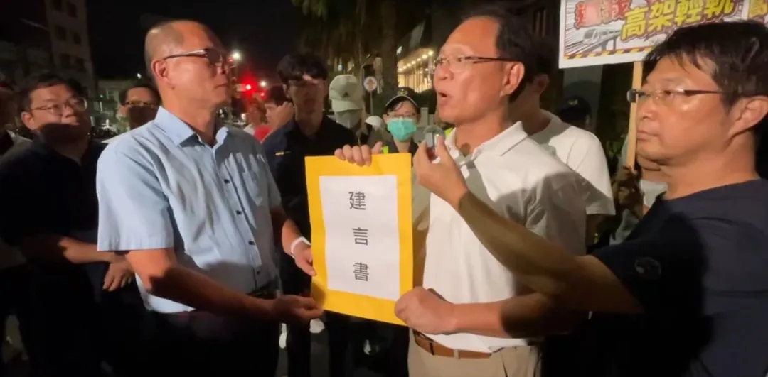 民眾黨嘉義市長參選人張啓楷11日晚間欲向總統賴清德遞交建言書。（圖／中天新聞）
