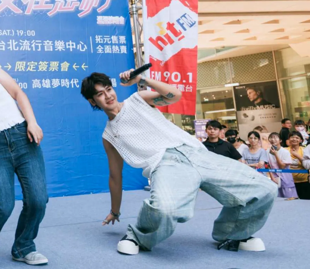鼓鼓在簽唱會上挑戰下腰動作。（圖／相信音樂提供）