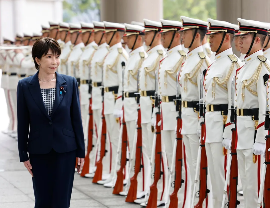 2026 年 9 月 2 日（週三），日本首相高市早苗於東京自衛隊高級指揮官會議上檢閱儀隊。（圖／美聯社）