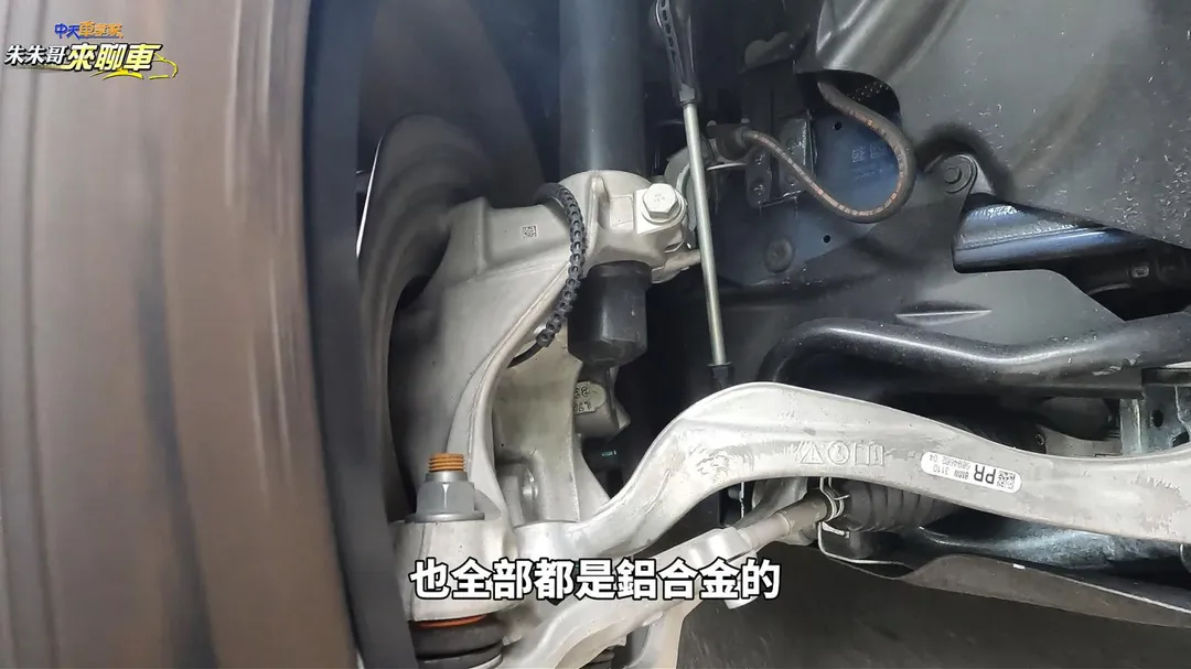 BMW 318i Touring底盤採用鋁合金懸吊零件,兼顧車身支撐與操控表現(圖/中天車享家朱朱哥來聊車)