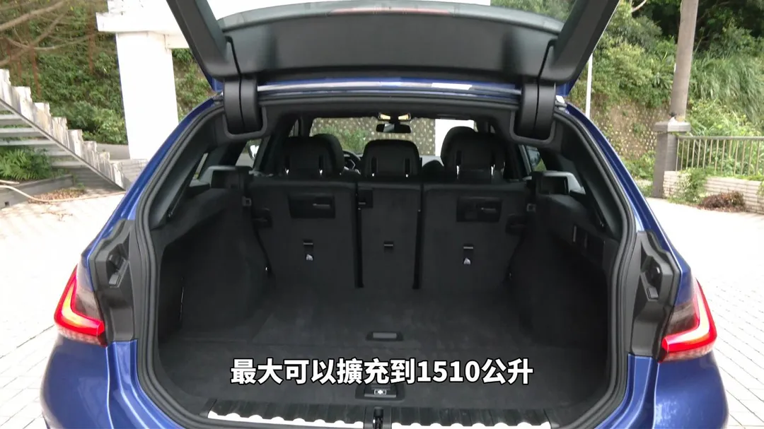 BMW 318i Touring行李廂最大可擴充至1510公升,兼顧旅行車的實用機能(圖/中天車享家朱朱哥來聊車)
