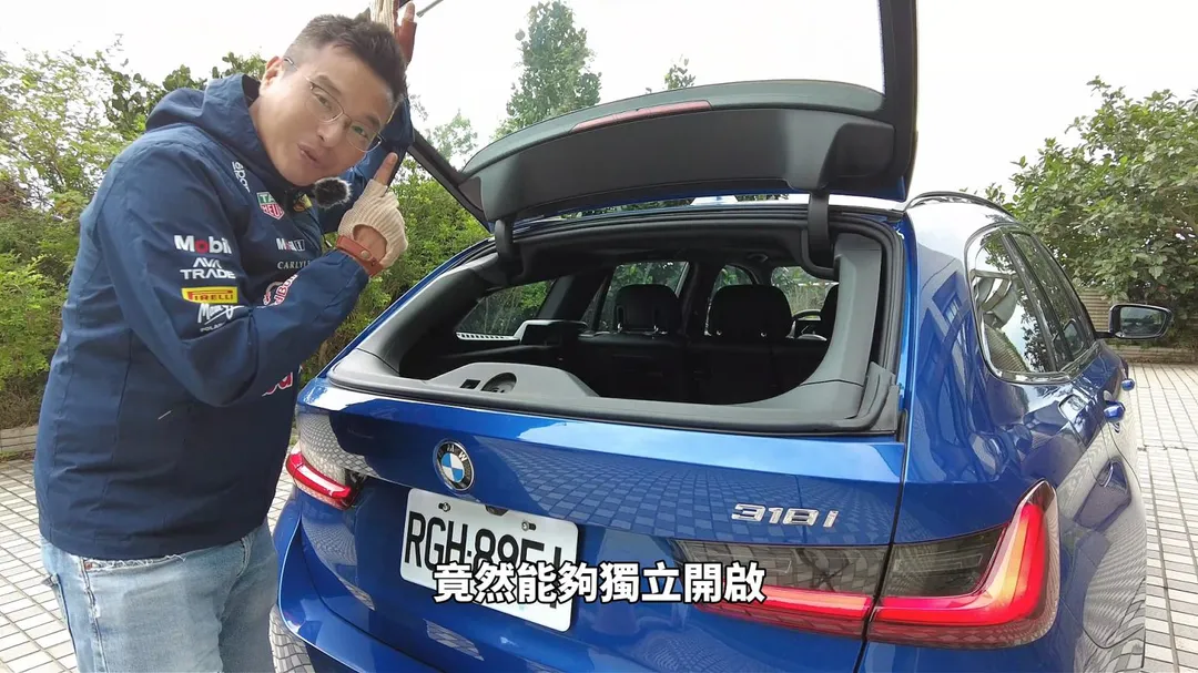 BMW 318i Touring電動尾門採獨立開啟後擋玻璃設計,方便拿取行李廂內的小型物品(圖/中天車享家朱朱哥來聊車)